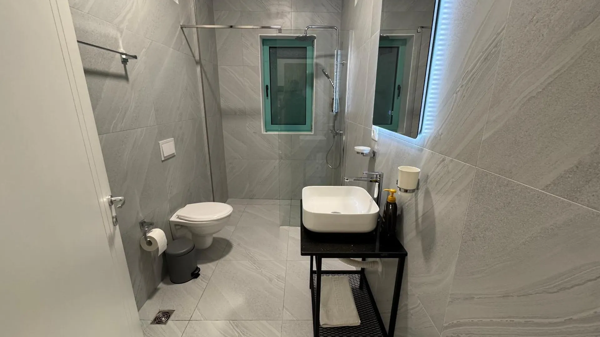 Krist Room Dhërmi 0*,